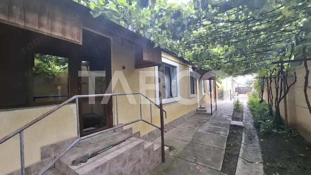 Doua case la pret de una teren 900 mp zona Turnisor