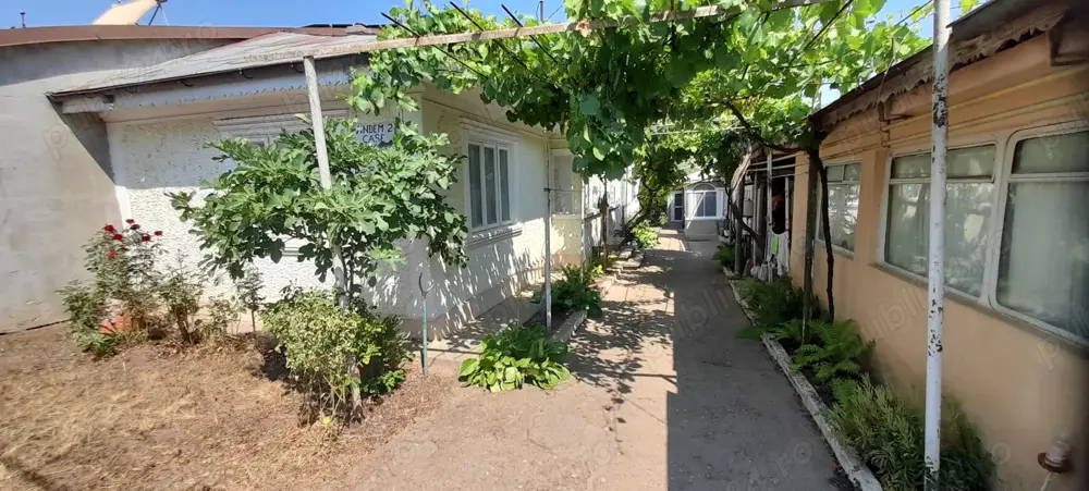 Casă cu 6 camere, 672 mp de teren, deschidere 13,63 ml, in Tecuci