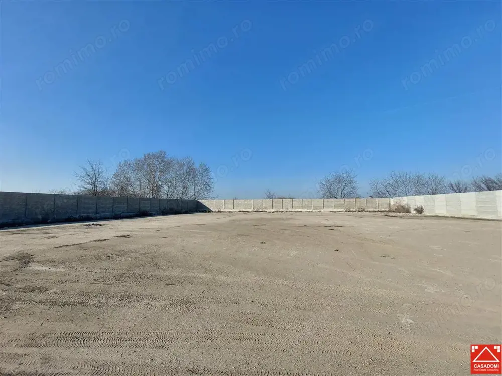 Teren ingradit si betonat, in apropiere de Aeroport