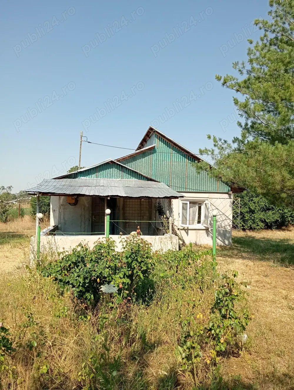 Vând casă cu 2500 mp teren