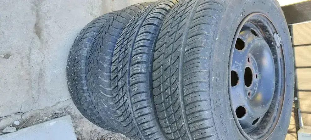 Vând 4 jenți auto cu anvelope 175x70xR13 all season