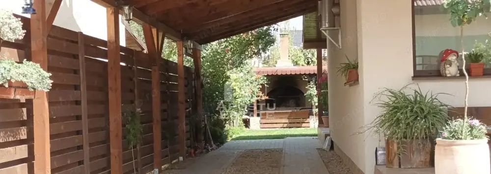 Duplex în Mosnita Noua situat în apropiere de drumul principal.