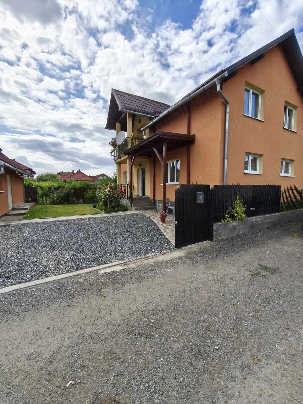 Direct proprietar! Casă cu 7 camere, garaj, curte cu flori și pomi fructiferi   Florești, Str.Horea