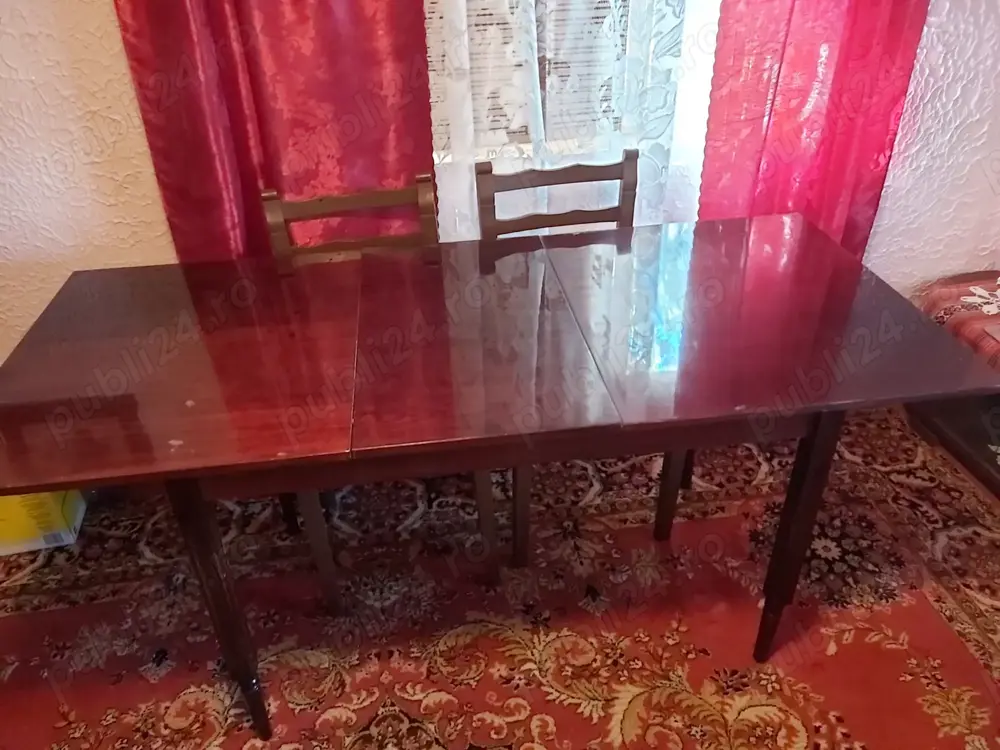 Masă extensibilă sufragerie, lemn lăcuit.