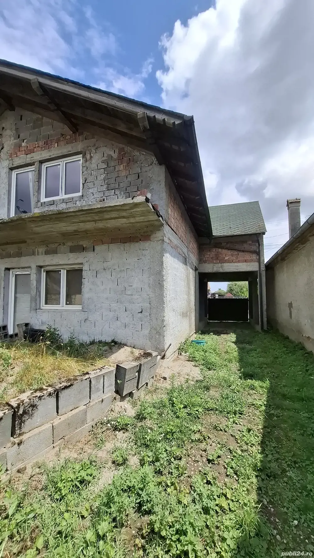 Casă spațioasă neterminată de vânzare   Voila, cu potențial turistic