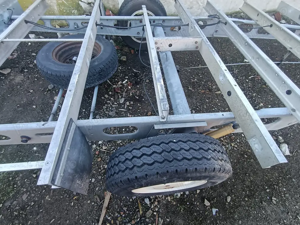 Sașiu remorca auto pentru cuburi sau stupi 1700Kg