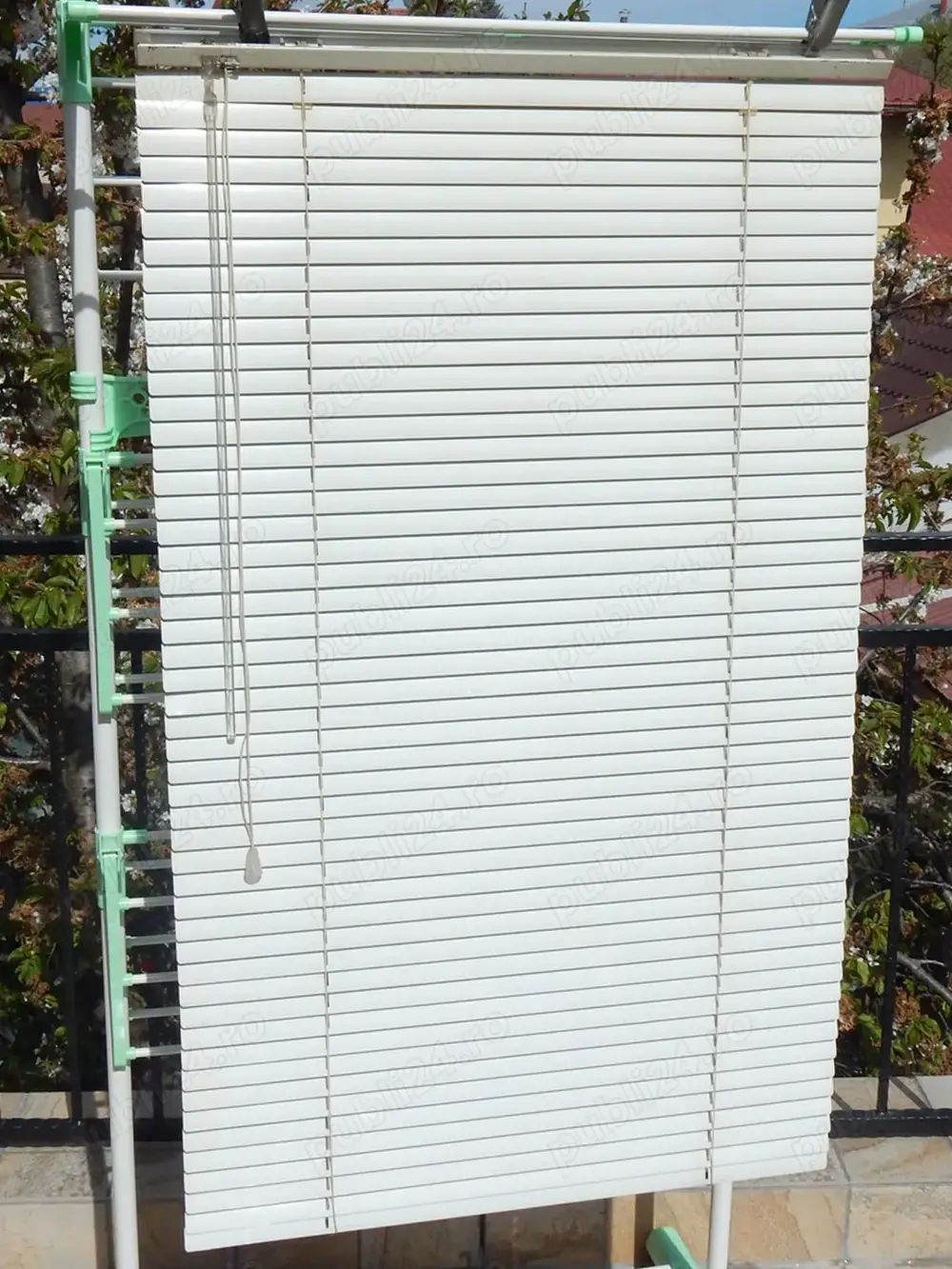 Jaluzea metalica alba dimensiuni 118 x 65 cm anii 1990 utilizata