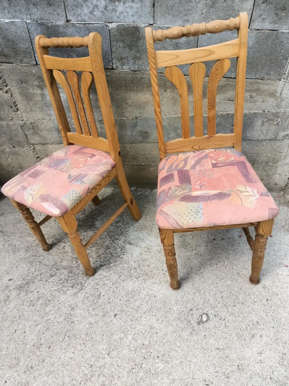 Set format din două scaune din lemn masiv 