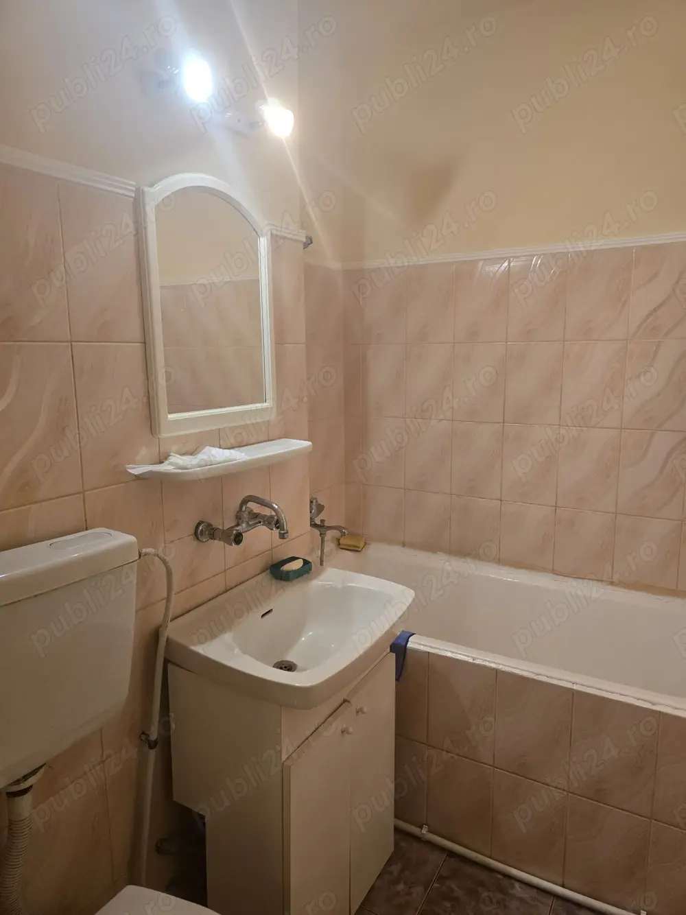 Apartament 2 camere etaj 3 4 Bld. Independentei colt cu str. Scolilor