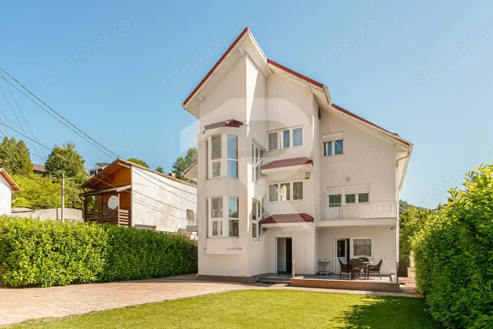 Vilă de vânzare în Bușteni – 8 dormitoare, vedere directă spre Crucea Caraiman!