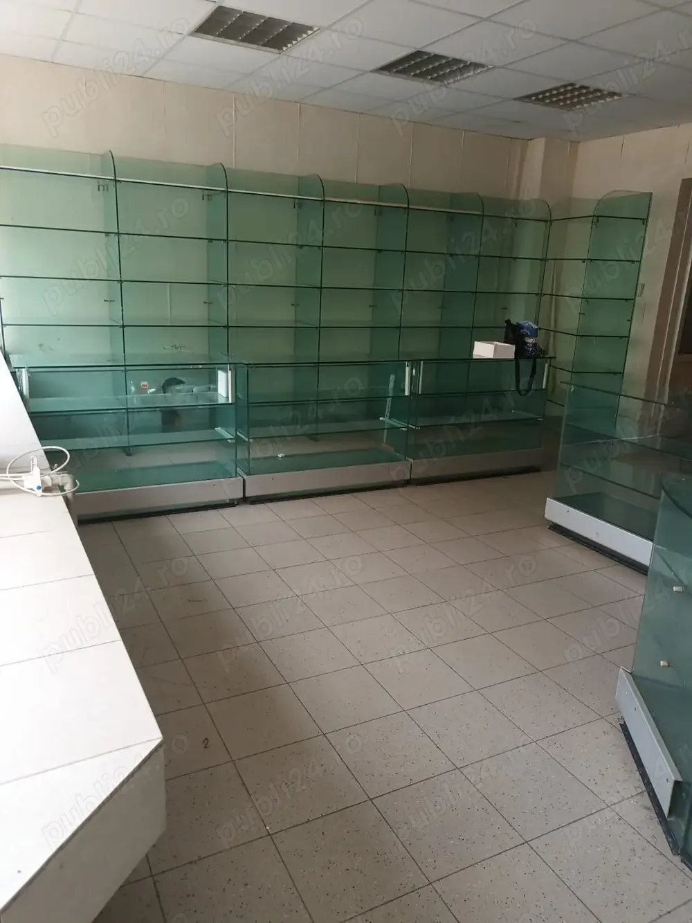 Mobilier magazin 12 Rafturi de sticlă groasă și 5 tejghele