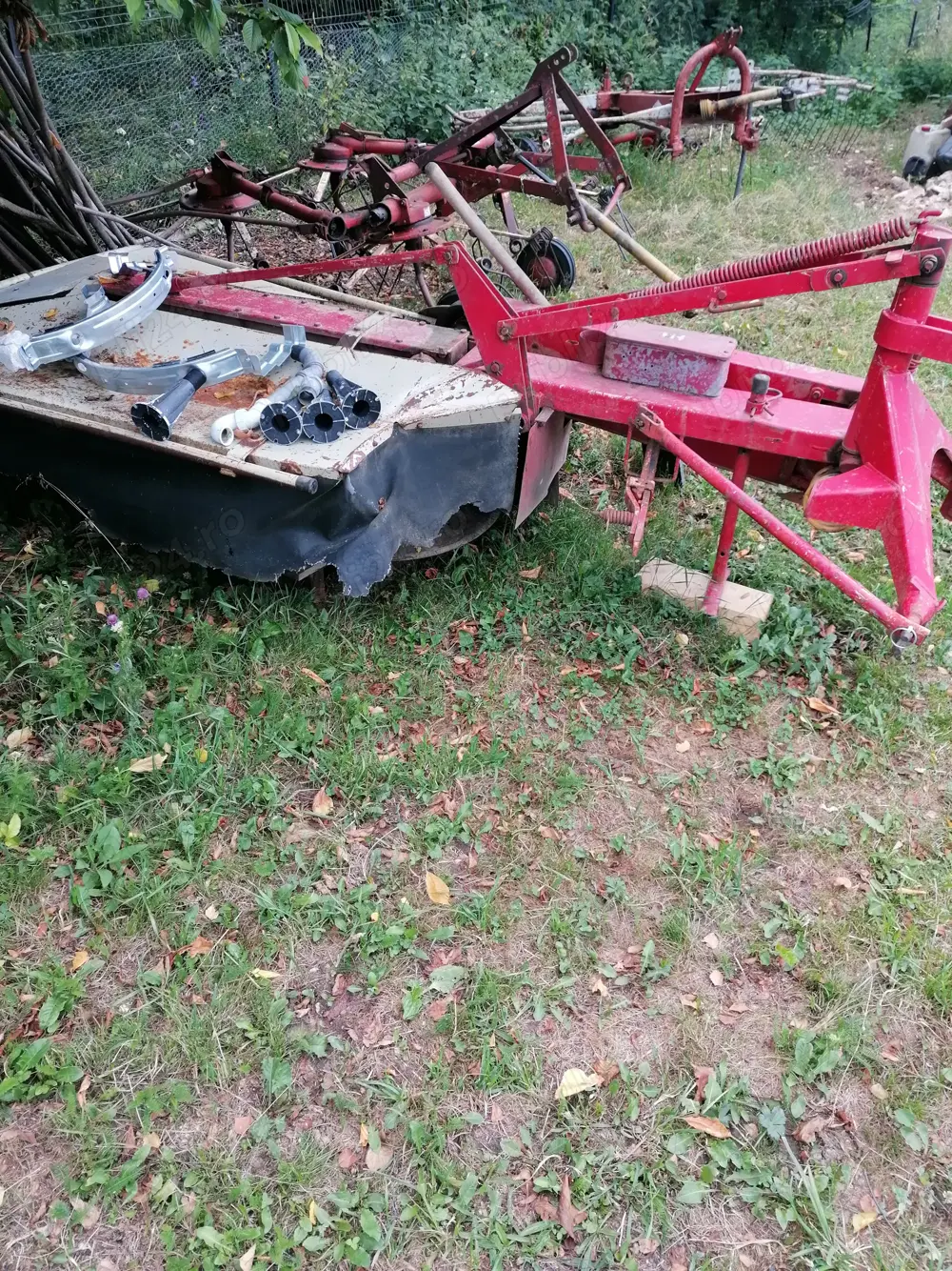 Vând cosa și grebla de împrăștiat după tractor