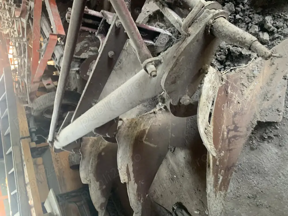 Vând plug cu trei brazde.