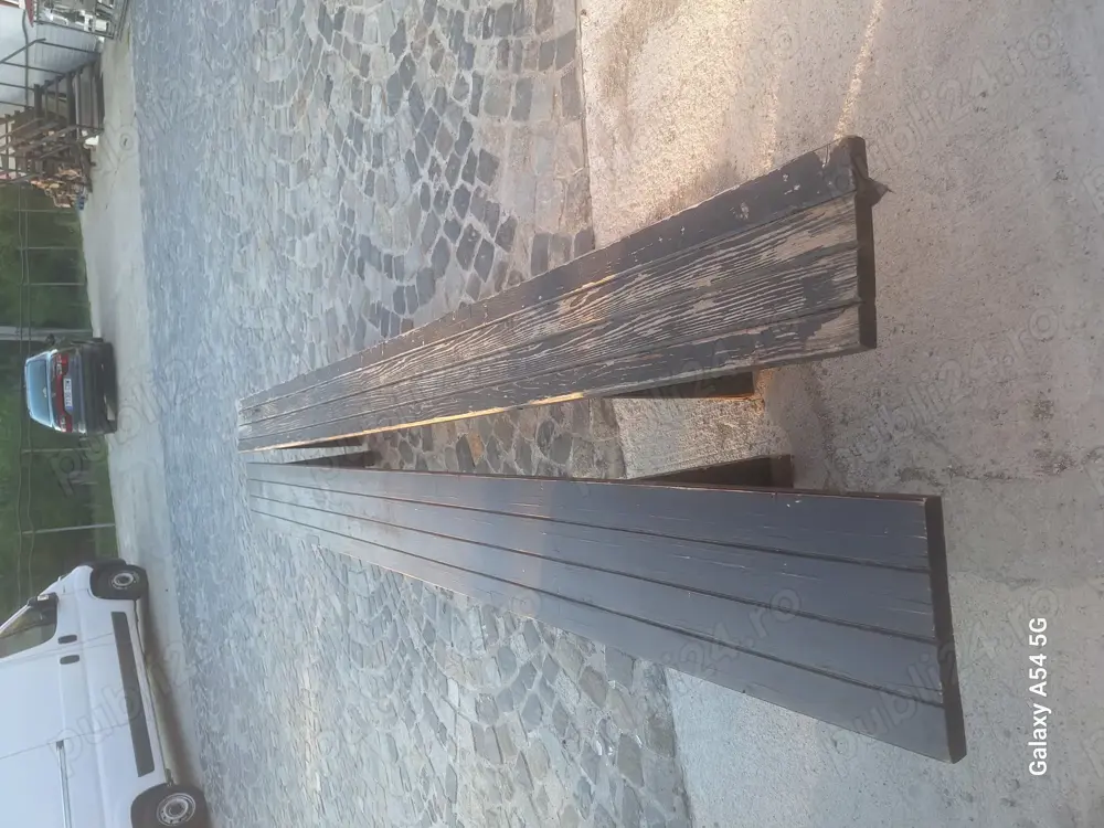 Vând 2 băncuțe pentru terasă, 4 metri lungime, una ușor degradata , lemn de brad .