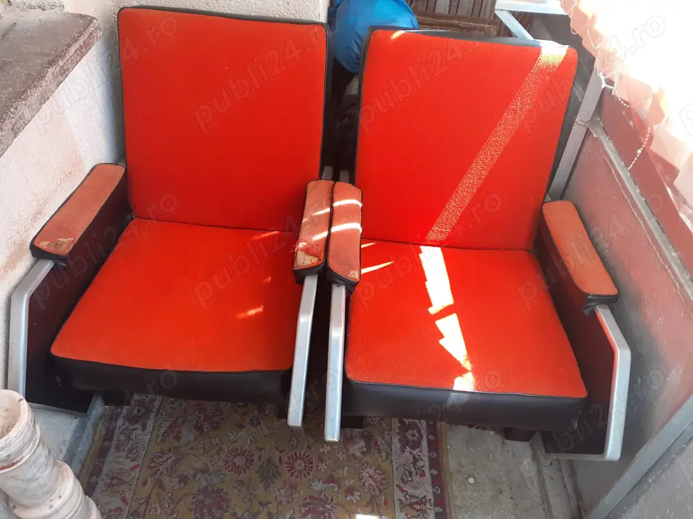 Vand doua fotolii cu spatar reglabil