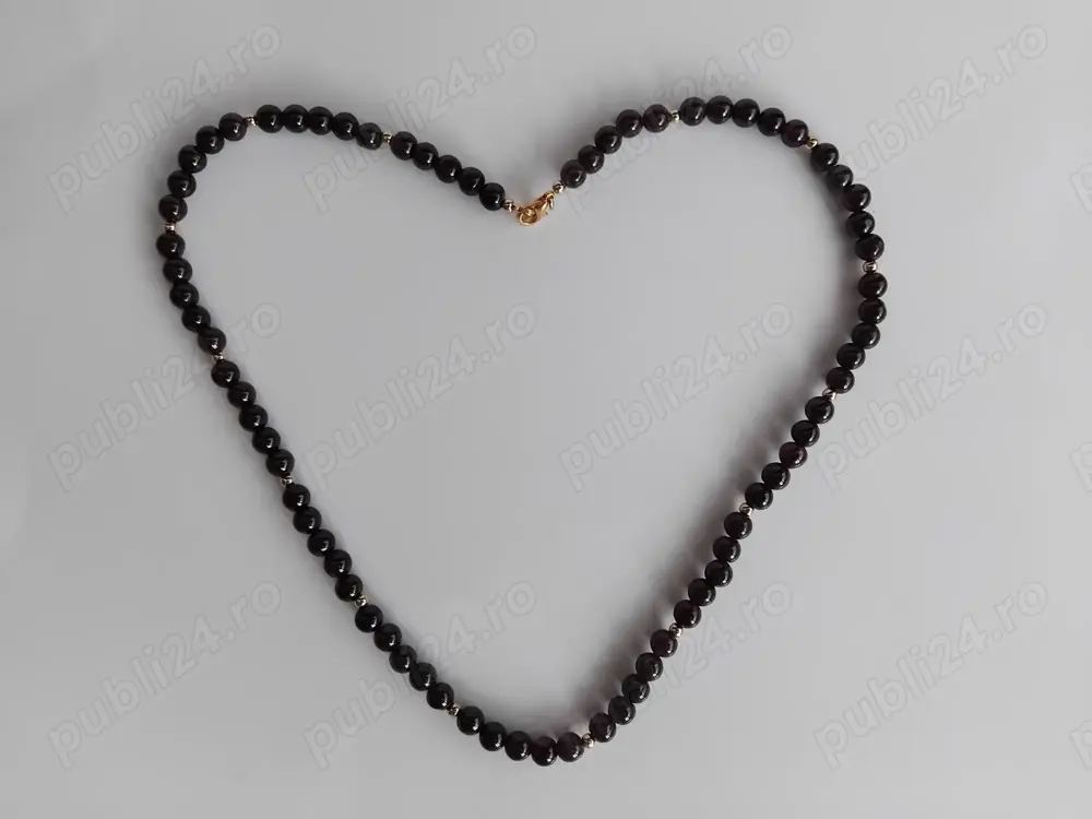 Colier din granate medii cu margele argintii intercalate