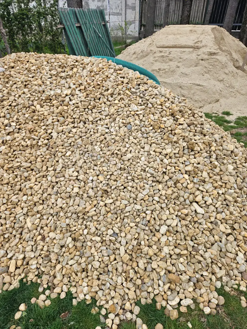 Nisip balastru mărgăritar pietriș de diferite dimensiuni pământ de gradina negru curat 