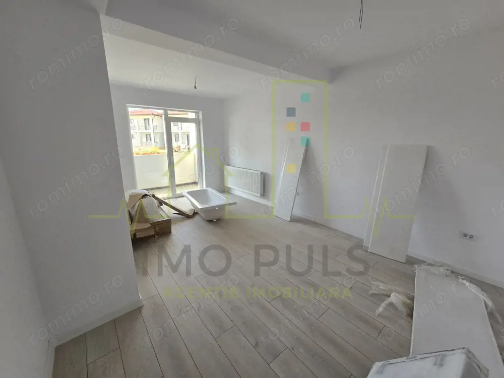 Apartament la parter cu balcon. Bucatarie separata. Loc de parcare