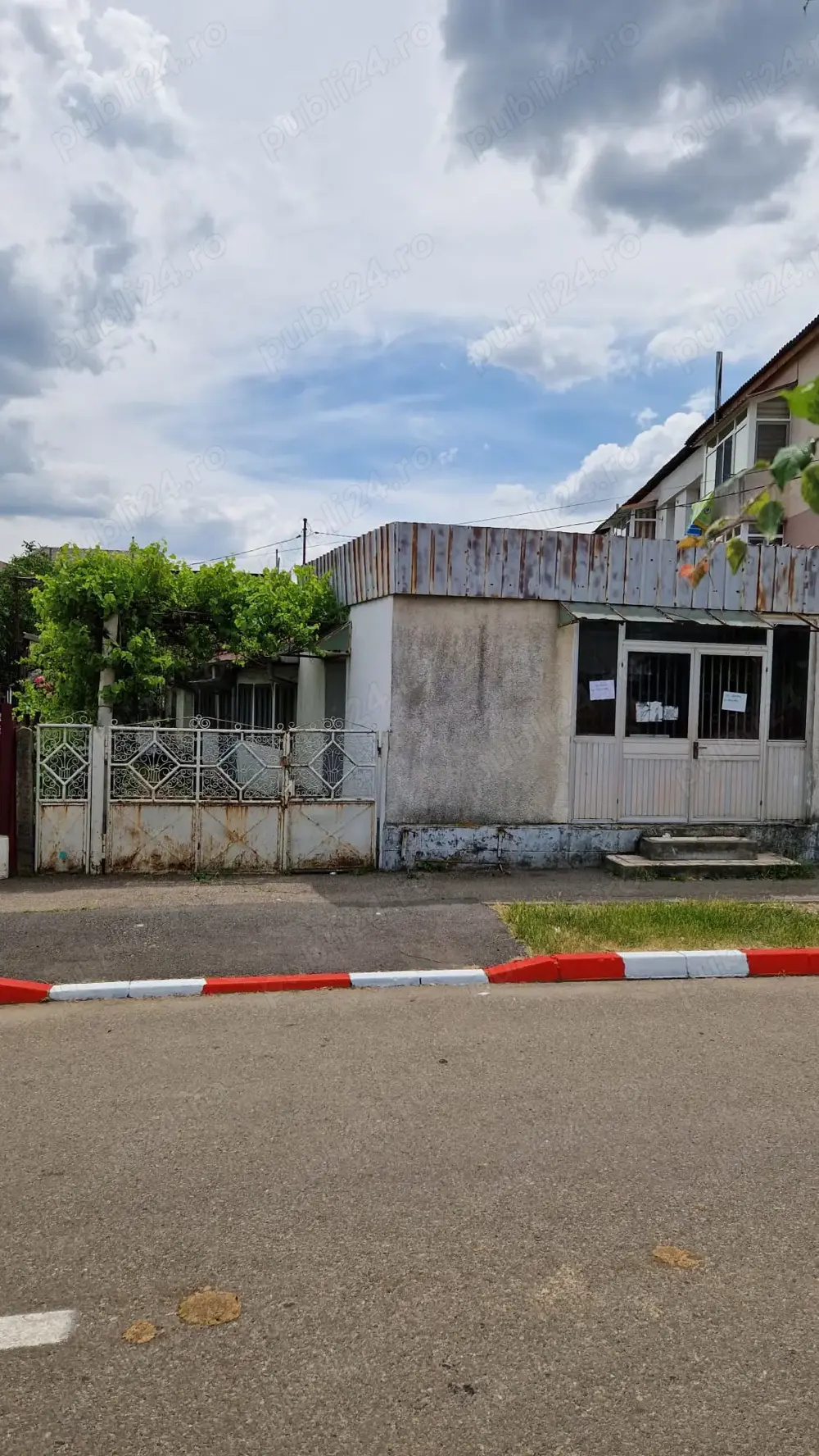 Casă de vânzare, central, or. Mărășești, str.Zorilor, nr.31, jud. Vrancea  Casă de vânzare, central, or. Mărășești, str.Zorilor, nr.31, jud. Vrancea