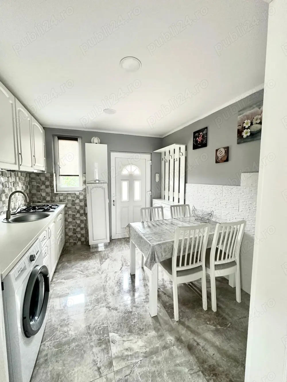 Închiriere garsonieră la curte