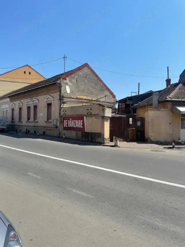 Vand casa , situata central , str. T.Popovici nr.2