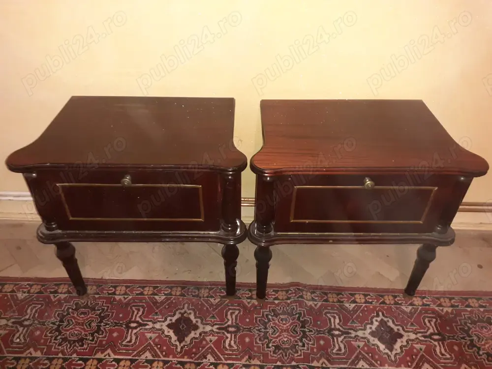 Vand doua noptiere din lemn lucios