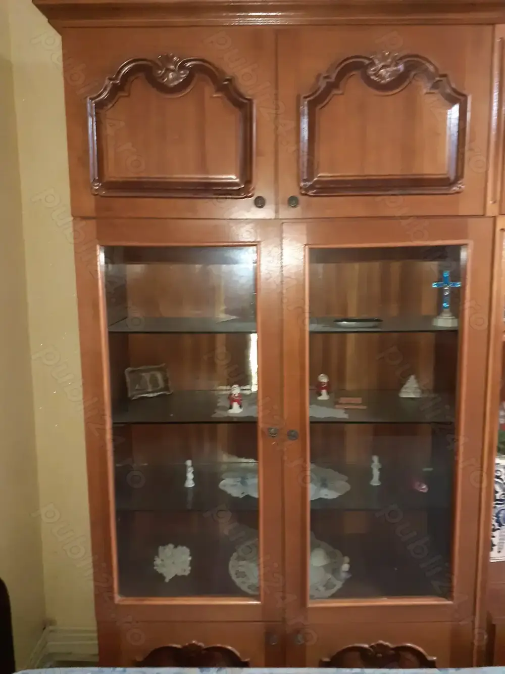 Vitrina gen șifonier