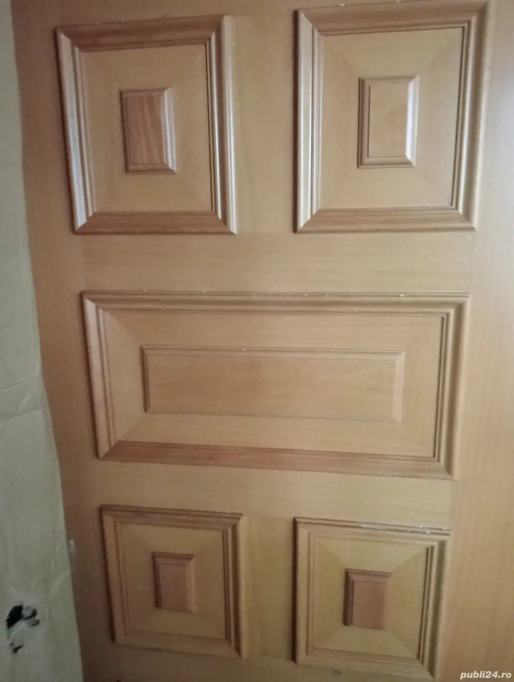 ușă blindată îmbrăcată în lemn 