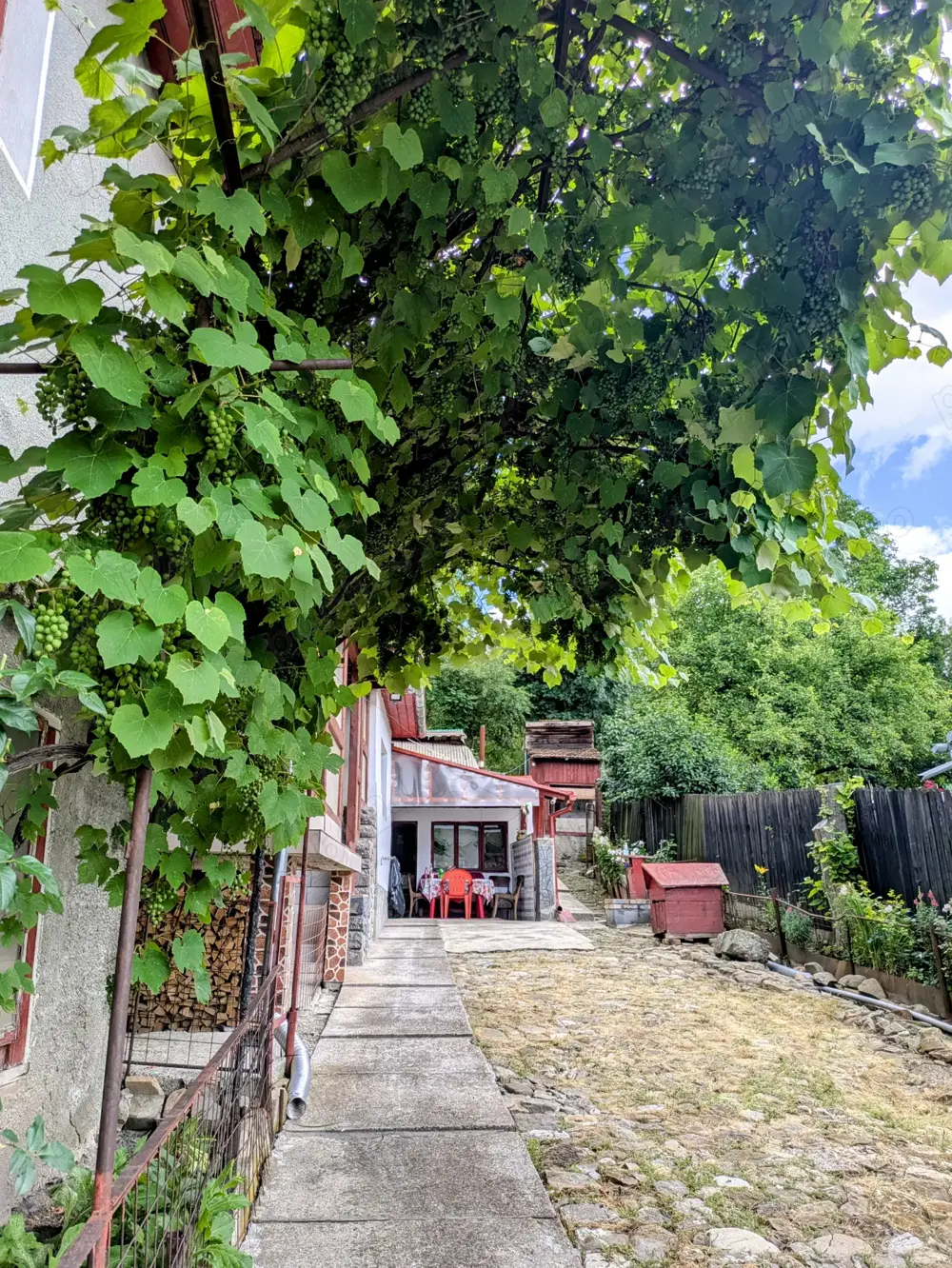 Casă cu teren generos de vânzare în Comarnic, Prahova   aproape de DN1