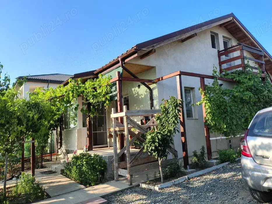 Vând casă în Techirghiol, zonă liniștită.