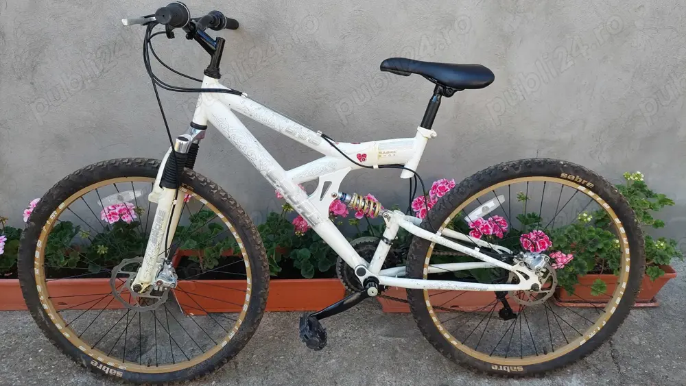 Vind bicicleta pentru fete cu roti de 26 inch 