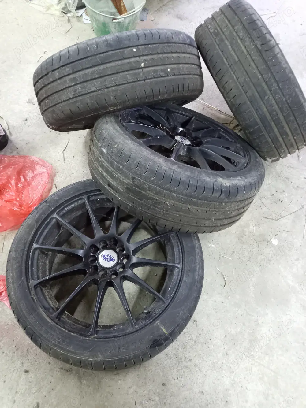 Jenți cu cauciucuri 205/50/R17,jeantă de magneziu  și cauciucuri Uniroyal,