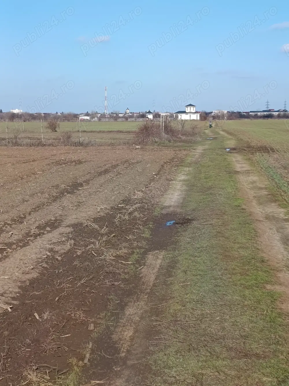 Teren intravilan langa parcul care se va construi langa Parohie