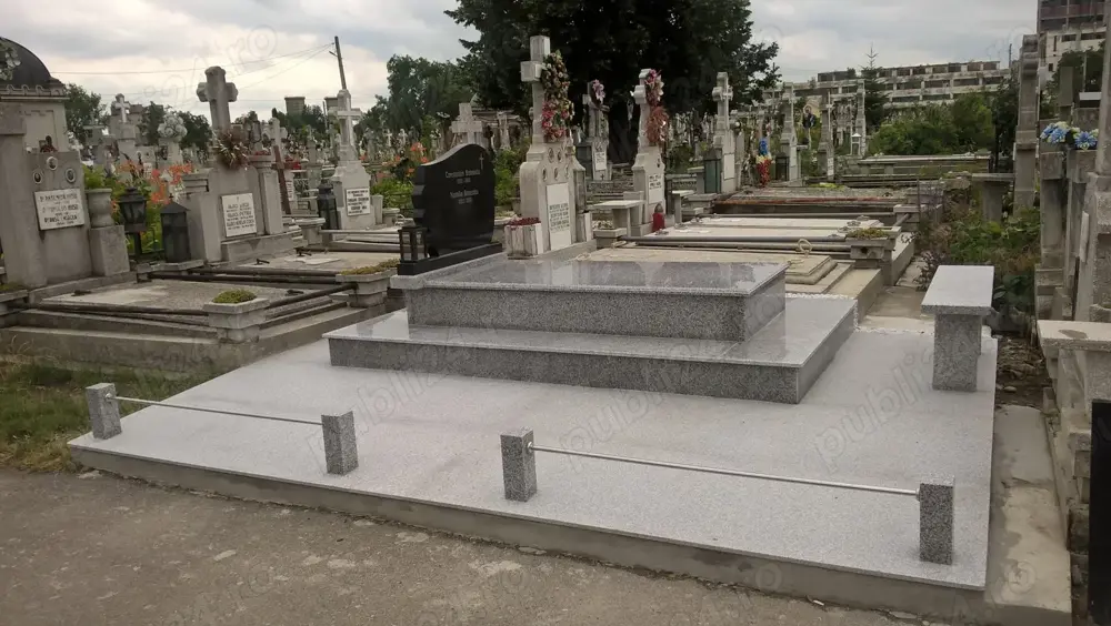 Loc de veci proprietate si cavou Cimitir Eternitatea, Roman, Neamt