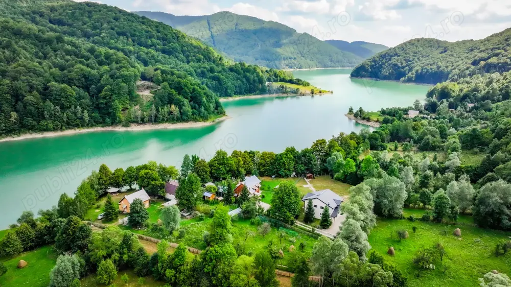 Vând 2 case de vacanță pe malul Lacului Paltinu