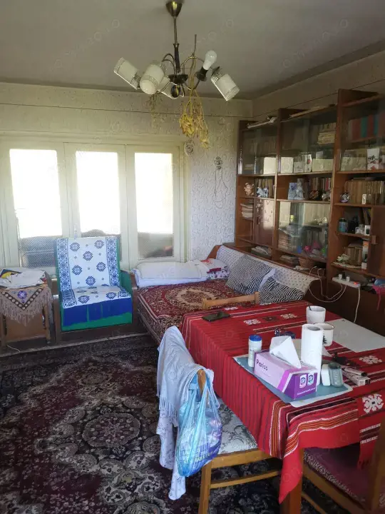 Apartament 3 camere, decomandat, 1 Mai vizavi de Spitalul Nr 1 ,  pe Insula