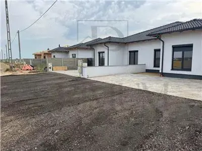 Duplex pe parter - 4 camere - spatiu mare - terasa - aproape de drumul cu 4 benzi