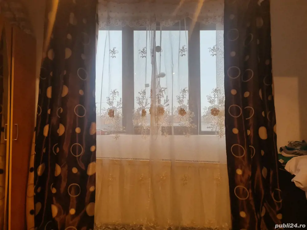 2 perdele cu tot cu draperii gata cusute 