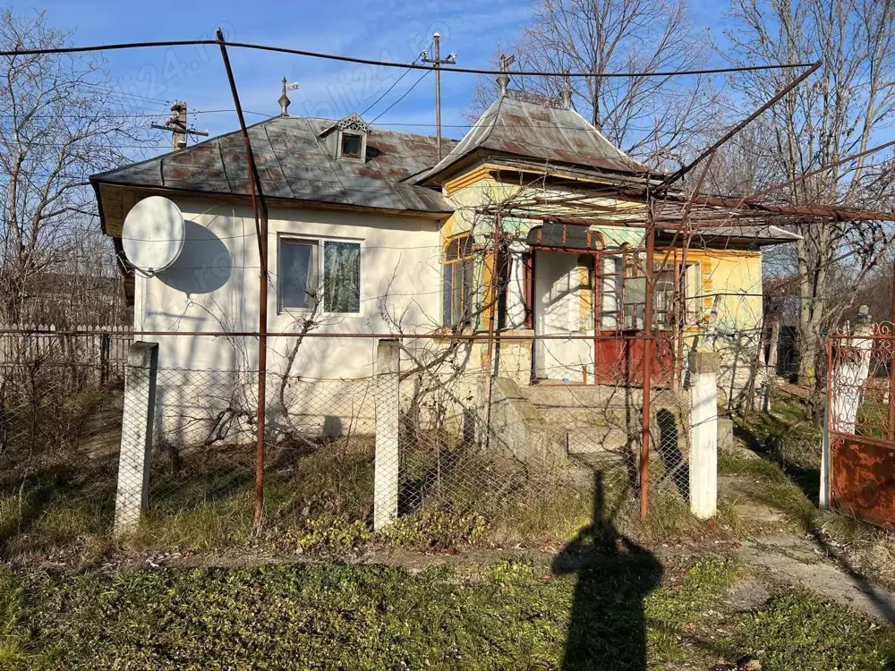 Vând casă și teren Com Suseni. Sat Tutulesti 