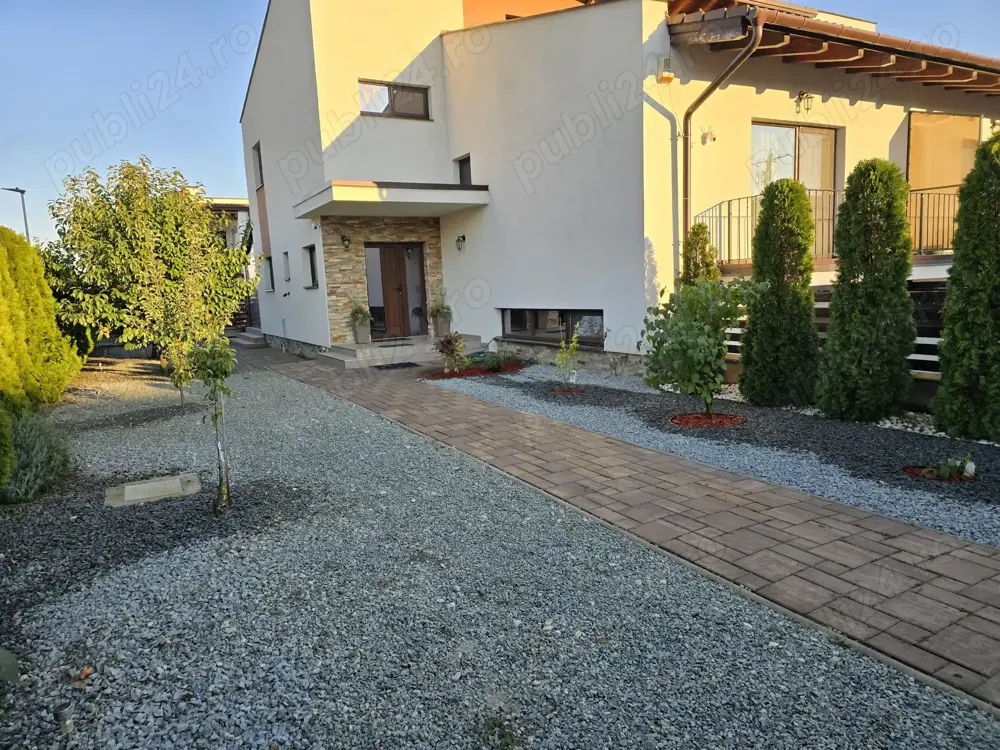 vand casa zona rezidentiala cu garaj, pivnita, pod, terasa si teren