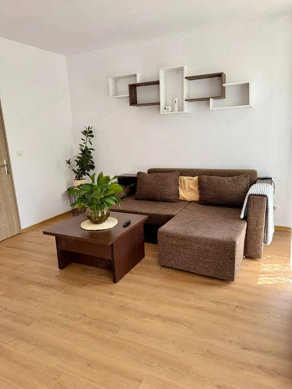  Vând apartament 2 camere, decomandat, complet utilat și mobilat 