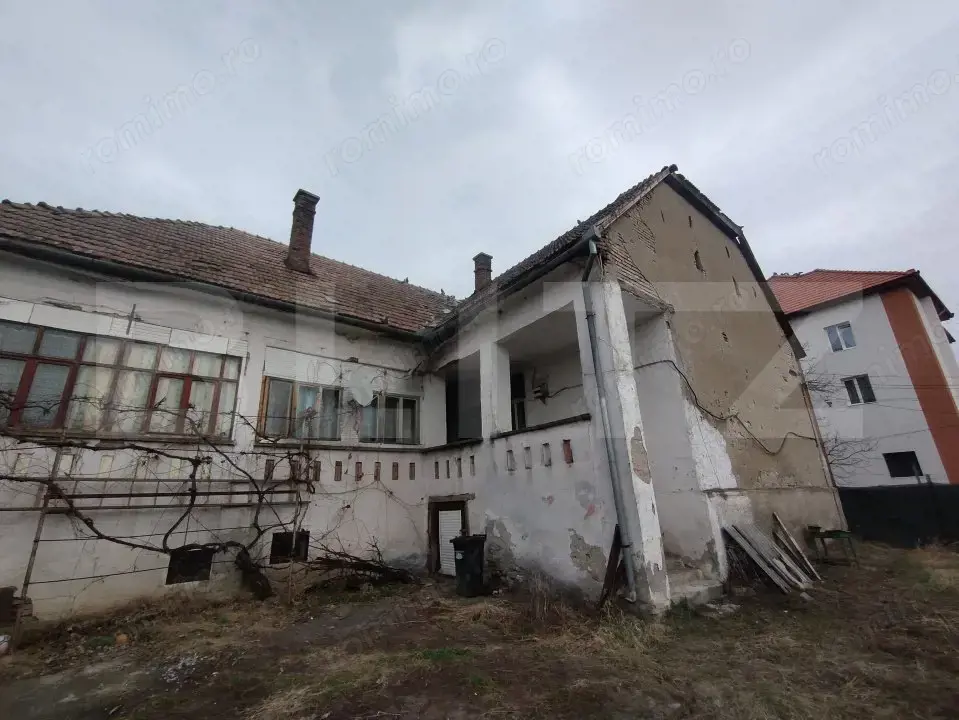 Casa 50 mp,2 camere,curte comuna,teren 350mp,Renovabila,comuna Livezile