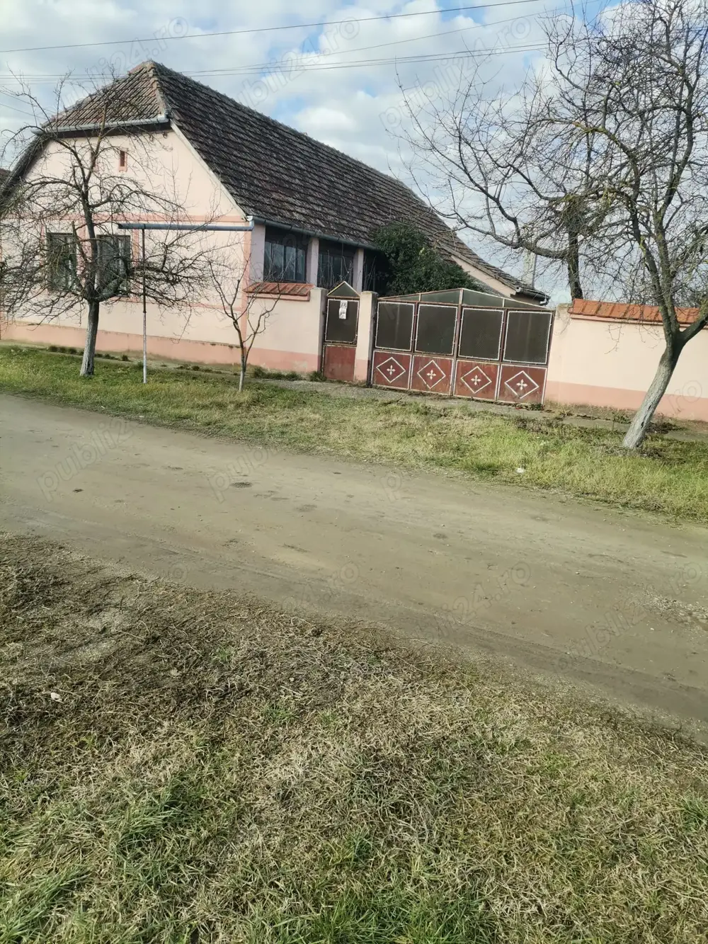 Casa de vânzare secusigiu 