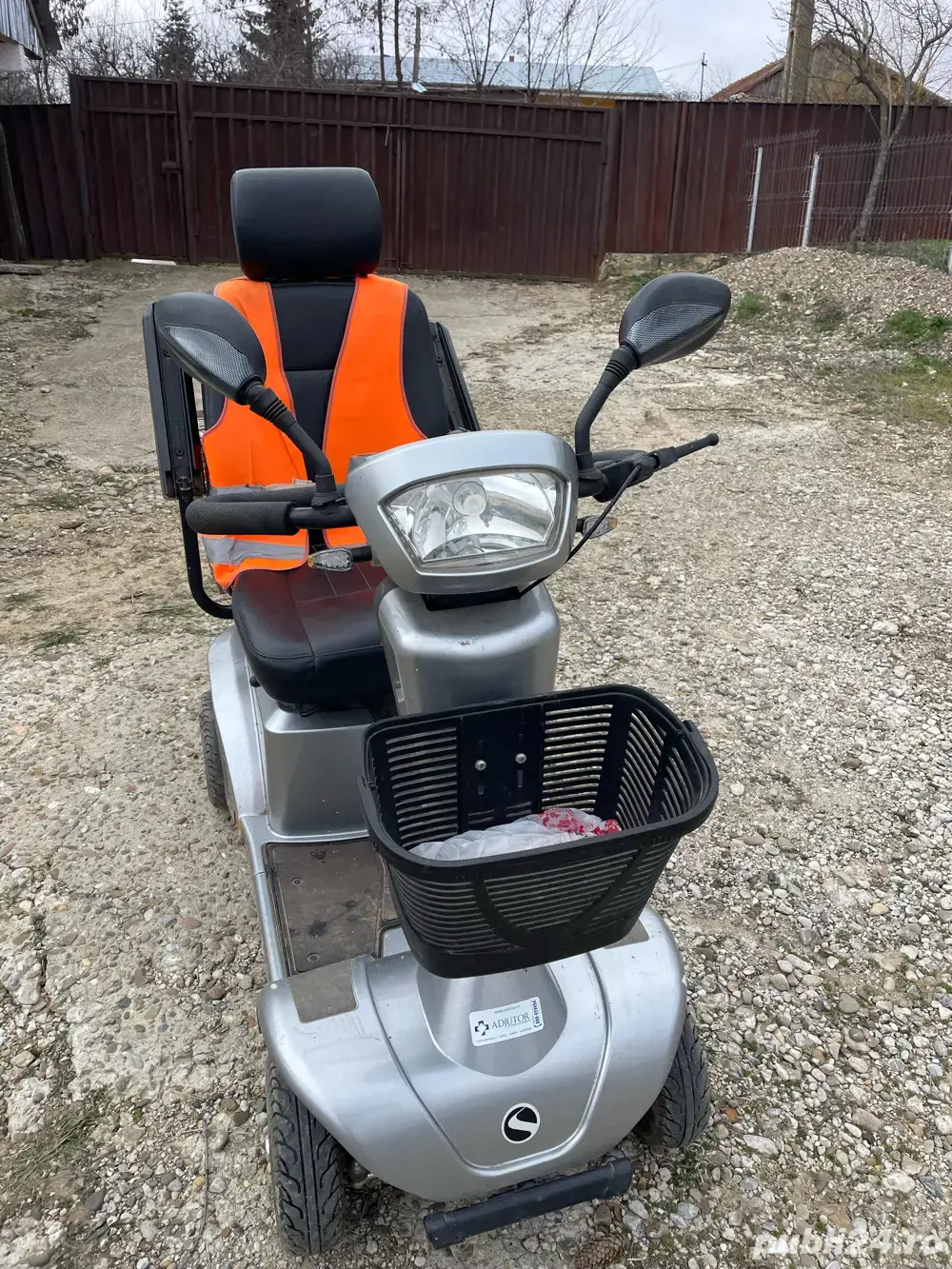 Scuter electric pentru persone cu dizabilitati.