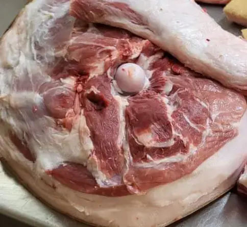Carcasă de porc Bazna curățit și  tranșat !