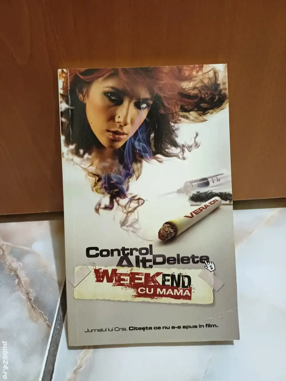 Vand cartea Control-Alt-Delete Weekend cu mama în stare excelentă 