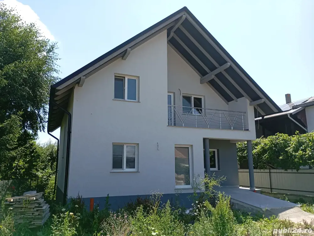 Casă nouă , de vânzare , compusă din 3 dormitoare , 2 sufragerii , 1 balcon  , 1 hol ,  2 bucătarii,