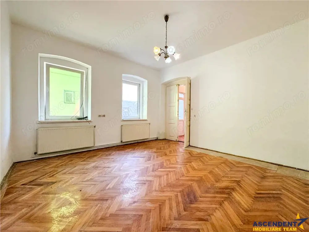 FILM!Apartament 2 camere decomandate, parter, in casa,curte comuna,Central,Brasov