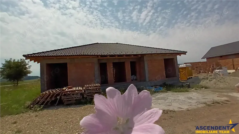 Casa la rosu in localitatea Bod, la 15 minute de Brasov, DJ 112A