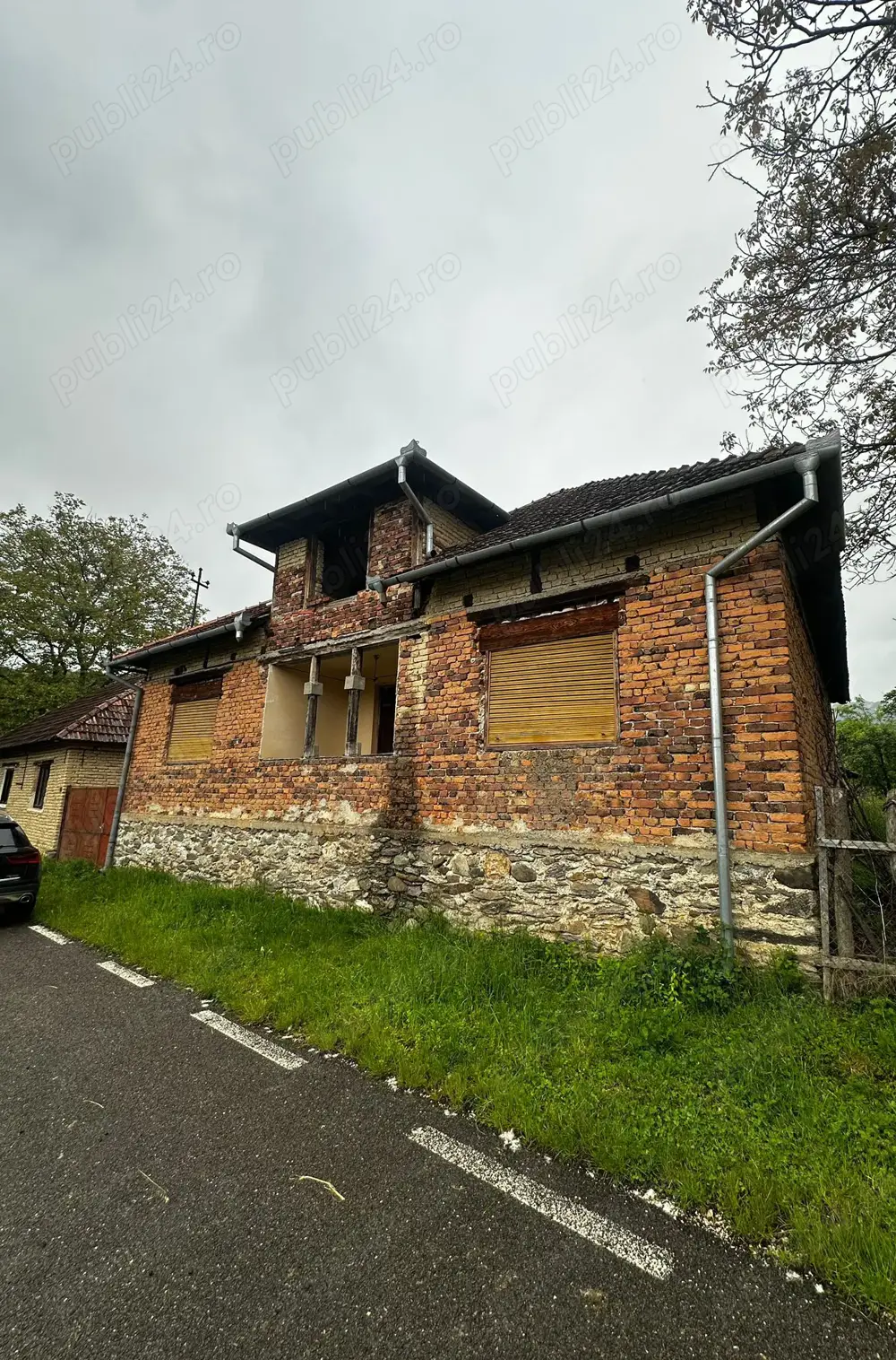 Vand casa 4 camere cu gradina 2.885 mp. Cristioru de Jos, Bihor, E 79, centrul comunei